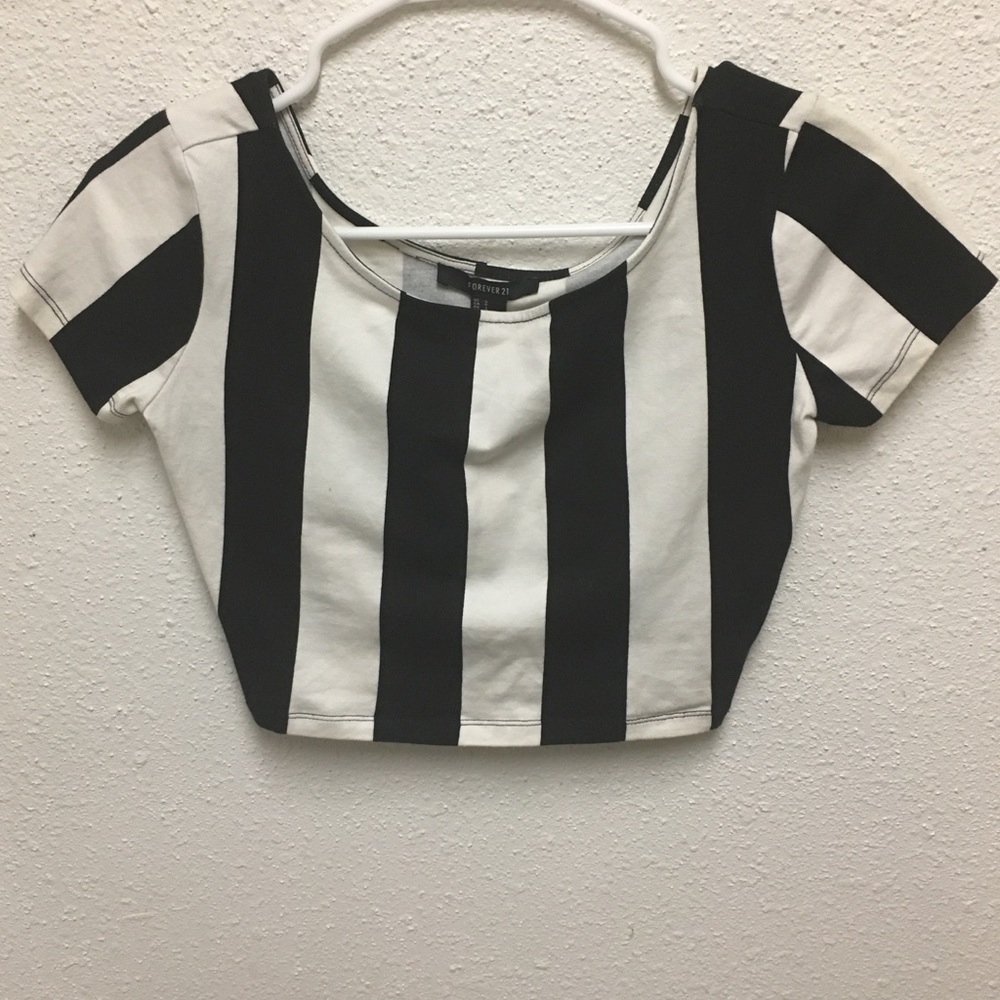 Forever 21 In Black & White Crop top